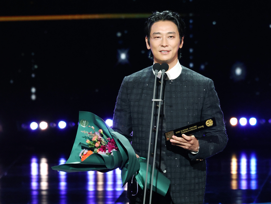 Actor Ju Ji-hoon receives an award at the ceremony of the 20th Seoul International Drama Awards in western Seoul on Oct. 2. [NEWS1]