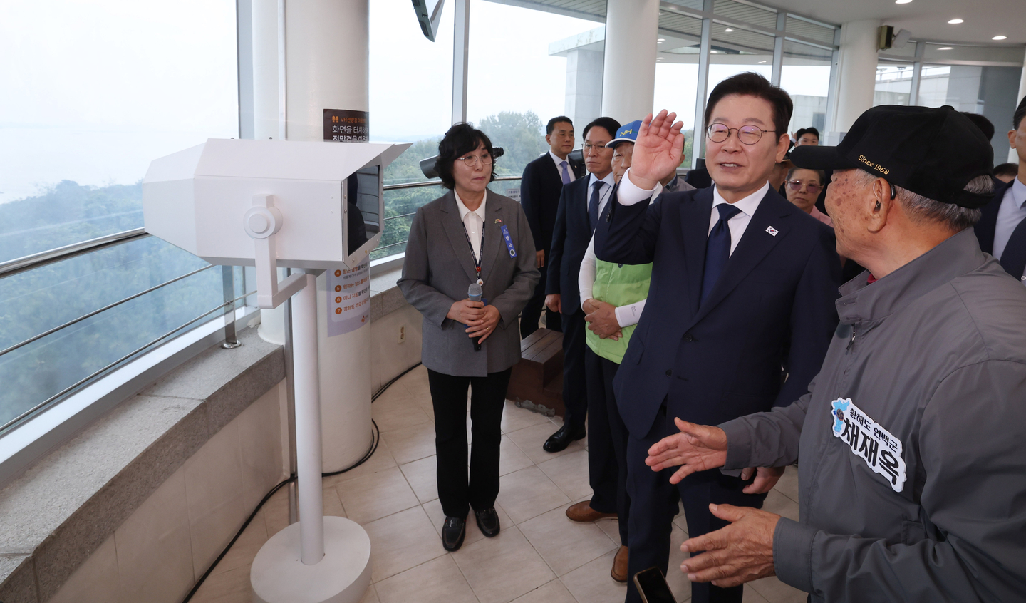 President Lee, second from right, observe North Korea with displaced people at an observatory in Ganghwa County in Incheon on Oct. 3. [JOINT PRESS CORPS]