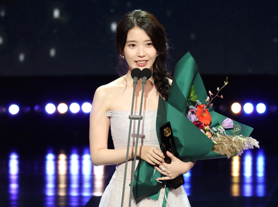 Singer-songwriter IU receives an award at the ceremony of the 20th Seoul International Drama Awards in western Seoul on Oct. 2. [NEWS1]