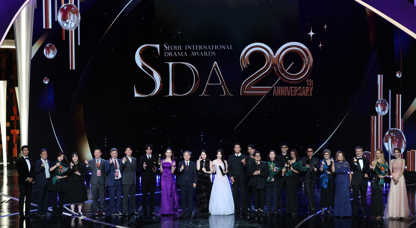 Winners of the Seoul International Drama Awards and officials from the organizing committee pose for a photograph at award ceremony held in western Seoul on Oct. 2. [NEWS1]