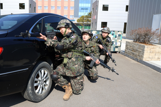 Reserve force members undergo training at a scientific reserve training center in Yangyang County, Gangwon on March 10. [YONHAP]