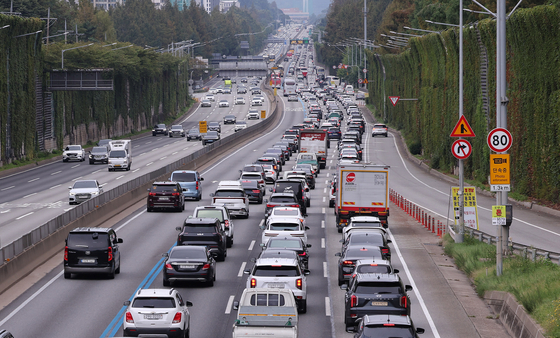 Traffic is seen on the Gyeongbu Expressway in Seocho District, southern Seoul, on Oct. 3, the first day of the Chuseok holiday. [NEWS1] 