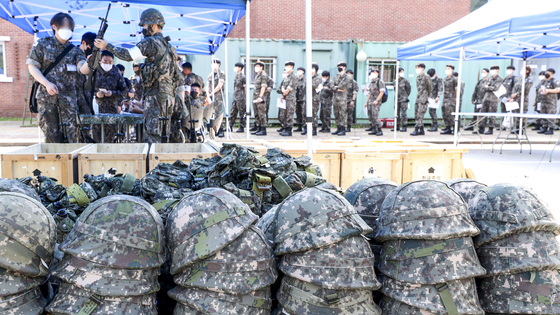 Reserve force members receive rifles at the Army’s 2nd Logistics Support Brigade in Chuncheon, Gangwon on June 21, 2022. [YONHAP] 