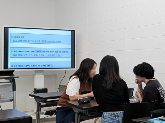 The Intermediate 3B Korean class at Itaewon Global Village Center in Yongsan District, central Seoul, held on Oct. 2. [LEE TAE-HEE]