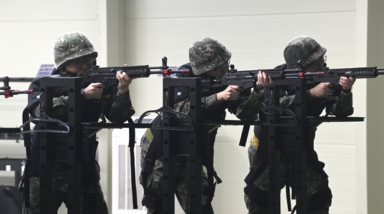 Reserve force members undergo training at a scientific reserve training center in Hwaseong, Gyeonggi on March 6. [NEWS1] 
