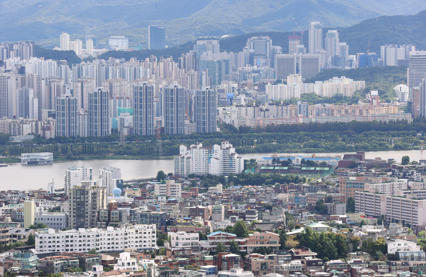 Apartments are seen from Mount Namsan in central Seoul on Sept. 18. [YONHAP] 