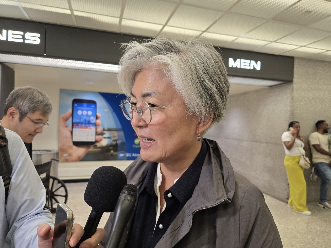 Korea's new ambassador to the United States, Kang Kyung-wha, speaks to the press upon arrival at Dulles International Airport near Washington on Oct. 4. [NEWS1]