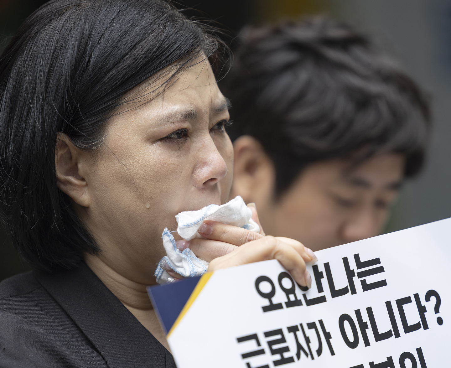 Jang Yeon-mi, the mother of the late MBC weathercaster Oh Yoanna, sheds tears during a press conference in front of the Seoul Regional Employment and Labor Office in Jung District, central Seoul, on Sept. 19, denouncing the results of a special inspection into her daughter’s case. [YONHAP]