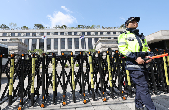 A police officer guards the Constitutional Court in central Seoul on April 15. [YONHAP]