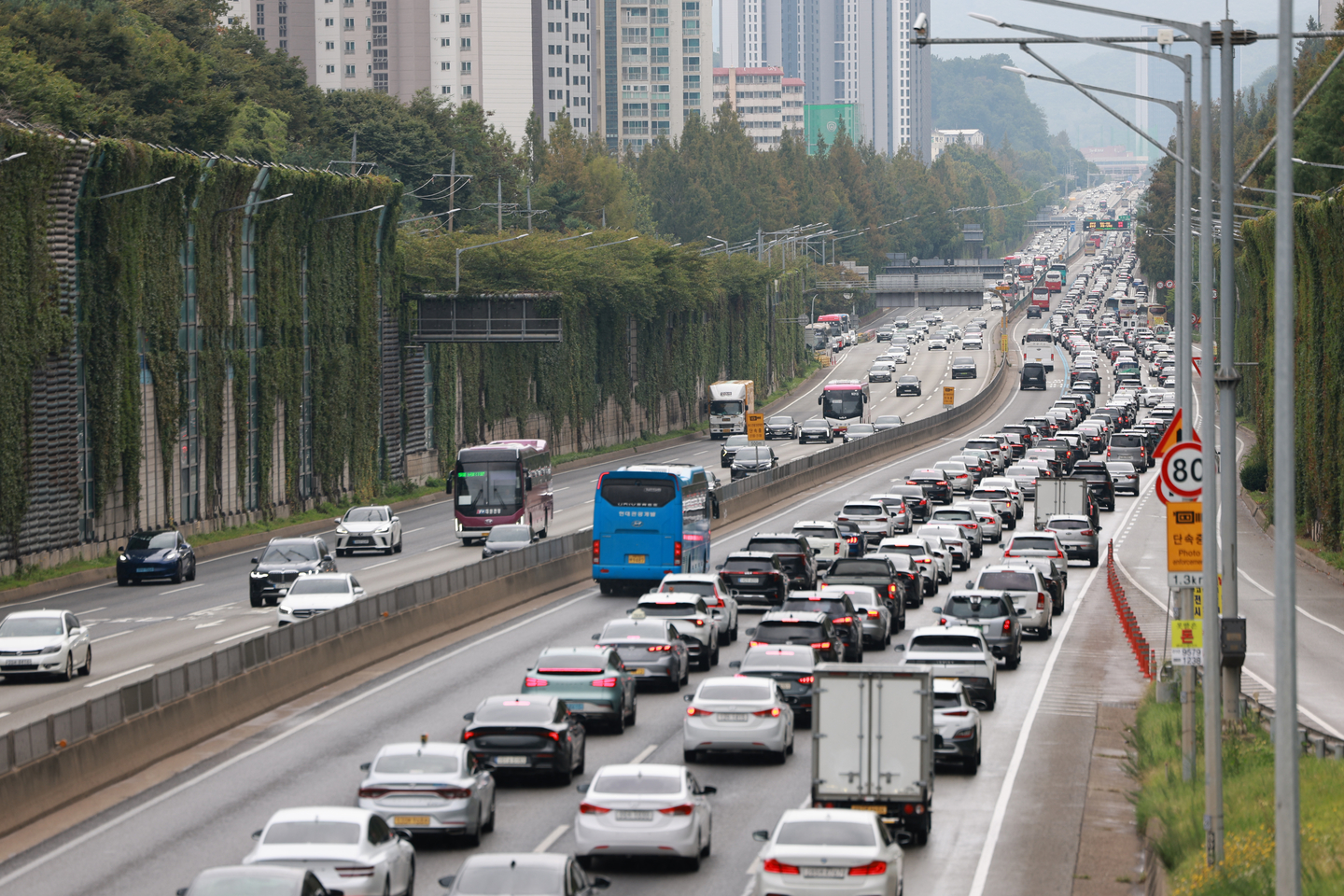 Cars are stuck on the Gyeongbu Expressway in Seoul on Oct. 3, the first day of the extended Chuseok holiday. [YONHAP]
