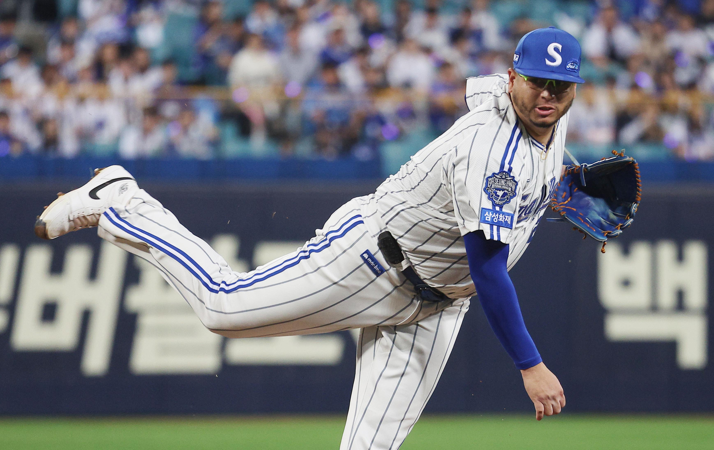 Samsung Lions starter Ariel Jurado pitches against the Kia Tigers during the club's KBO regular-season game at Daegu Samsung Lions Park in Daegu on Sept. 30. [YONHAP]