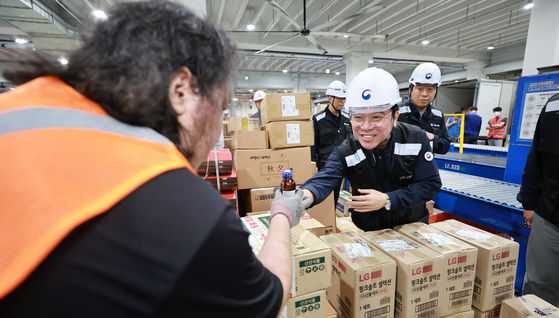 Minister of Employment and Labor Kim Young-hoon makes a visit to a parcel logistics center on Sept. 29 ahead of the Chuseok holiday, inspecting measures to prevent overwork and ensure compliance with safety regulations amid expectations of increased workloads for delivery workers. [MINISTRY OF EMPLOYMENT AND LABOR]
