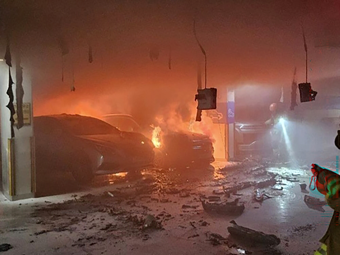 A fire breaks out in a Mercedes-Benz EV in the underground parking garage of an 1,800-household apartment complex in Suwon, Gyeonggi, on Oct. 5. [GYEONGGI FIRE AND DISASTER HEADQUARTERS]