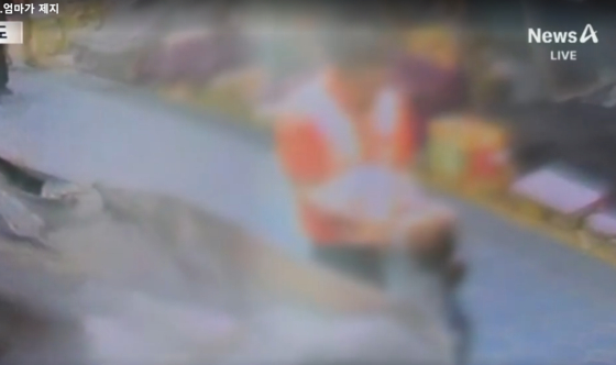 A screen capture of a Channel A news showing a man allegedly attempting to abduct a two-year-old girl at a traditional market in Seoul. [SCREEN CAPTURE] 