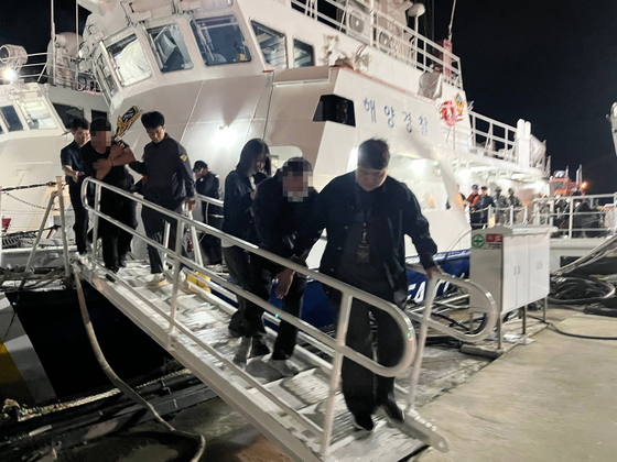 Eight Chinese nationals are arrested after allegedly attempting to enter Korea illegally by leisure boat off the coast of Taean County, South Chungcheong Sunday. [TAEAN COAST GUARD] 
