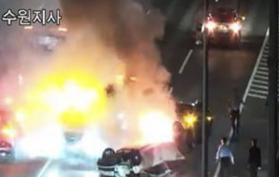 CCTV footage shows a car that caught fire after crashing into a guardrail on the Gyeongbu Expressway in Yongin, Gyeonggi, on Oct. 5. [SCREEN CAPTURE] 