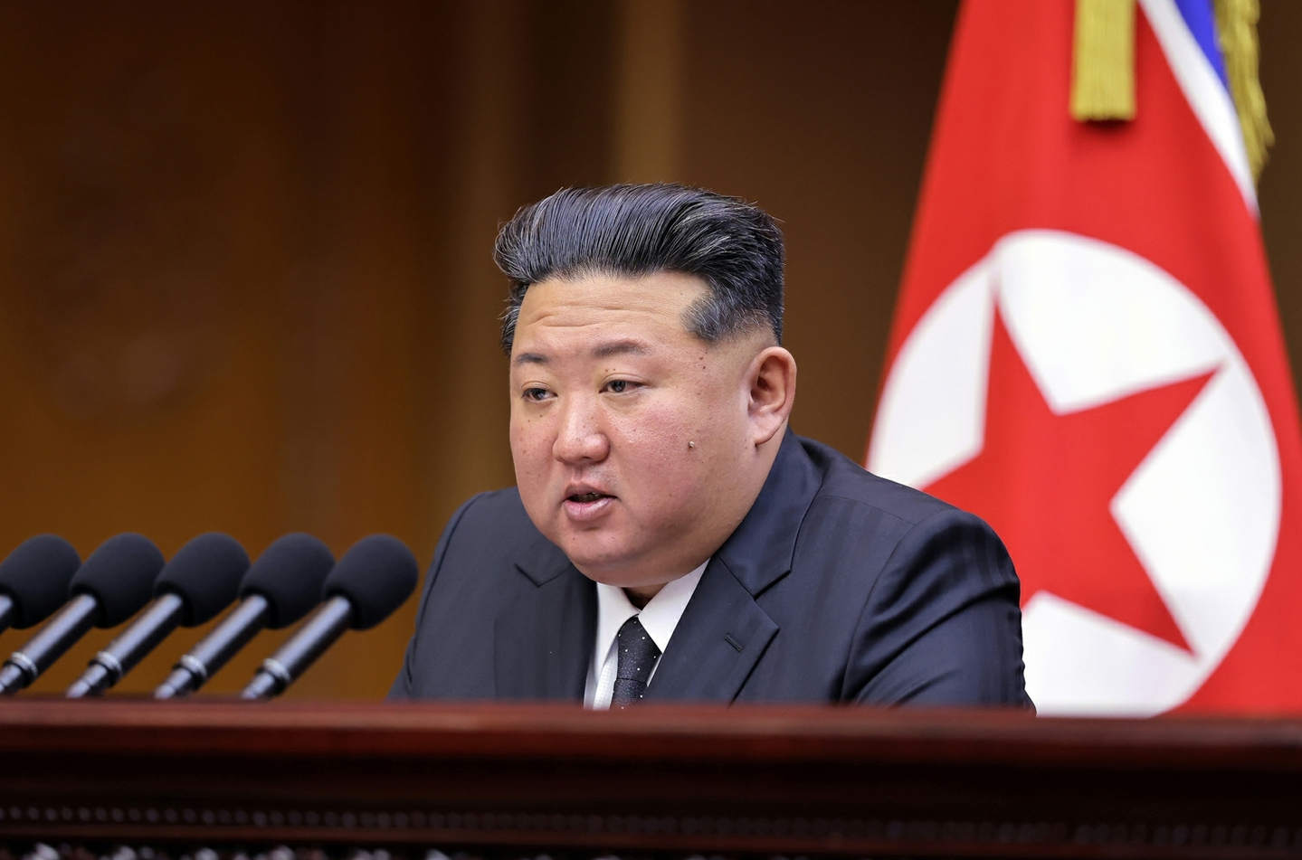 North Korean leader Kim Jong-un delivers a speech at the 13th Session of the 14th Supreme People’s Assembly held in Pyongyang from Sept. 20 to 21 in a photo released by the North's official Korean Central News Agency on Sept. 22. [NEWS1]