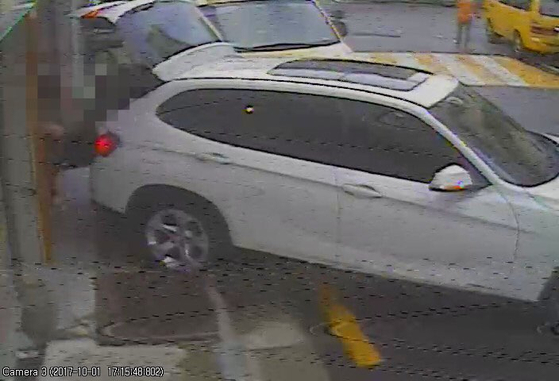 Surveillance camera footage shows the moment when Lee and his daughter put an object suspected to be a suitcase carrying the victim's body into Lee's vehicle on Oct. 1, 2017. [SEOUL JUNGNANG POLICE STATION]