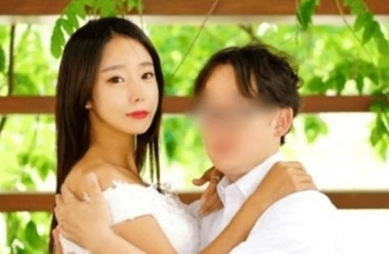 A marriage photo of Lee Eun-hae, left, and Yoon Sang-yeop [SCREEN CAPTURE]