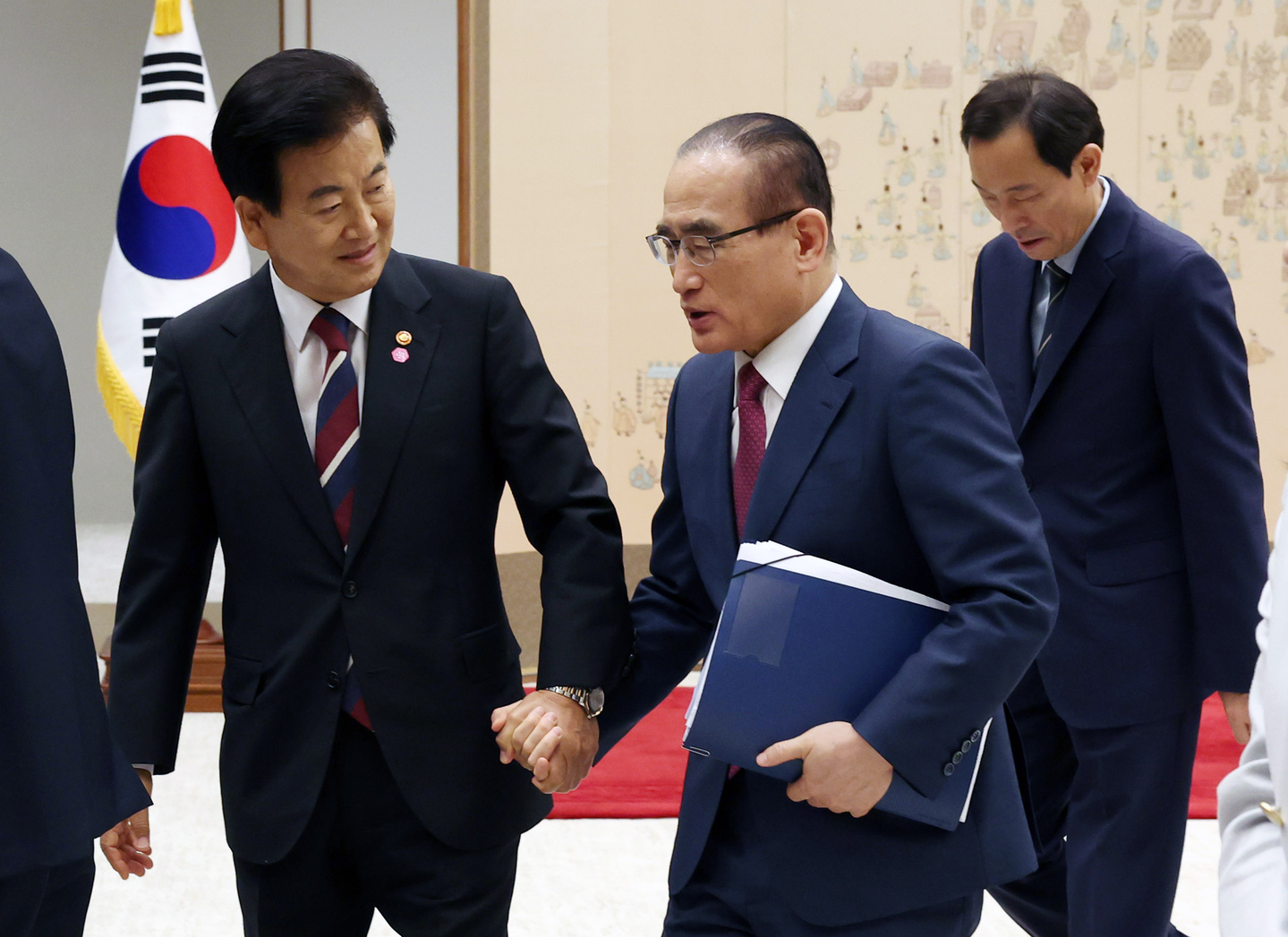Unification Minister Chung Dong-young, left, and National Security Adviser Wi Sung-lac speak after attending a ceremony for newly appointed Cabinet members at the presidential office in Yongsan, central Seoul, on July 28. [JOINT PRESS CORPS]