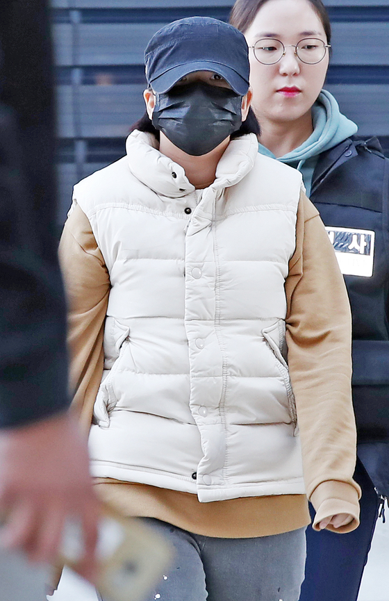 Lee Young-hak's daughter, who lured and kidnapped her friend, heads toward the Seoul Northern District Court in Dobong District for her questioning session before issuance of her detention warrant on Oct. 30 in 2017. [YONHAP] 