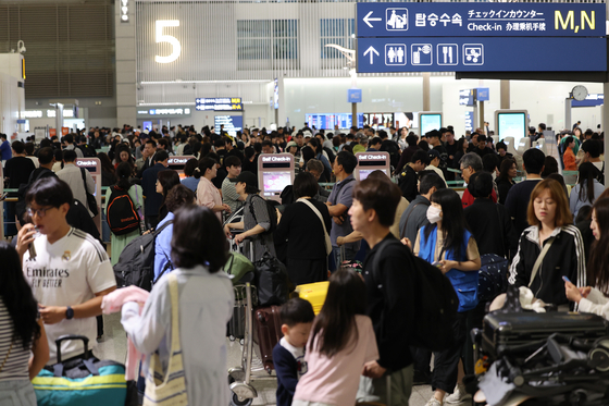 Incheon International Airport Terminal 1 is crowded with outbound passengers on Oct. 3. [NEWS1]