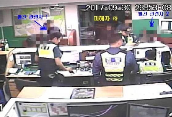 Mother of the 14-year-old victim visits the Mangu patrol station to report her daughter's missing on Sep. 30, 2017. [YONHAP]