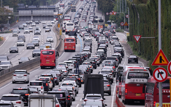 South-bound lanes on Gyeongbu Expressway are seen jammed up near Jamwon Interchange in southern Seoul on Oct.3, the first day of the public Chuseok holiday. [NEWS1] 
