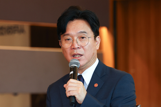 Minister of Employment and Labor Kim Young-hoon delivers congratulatory remarks at the kickoff meeting of a task force drawing up a roadmap to reduce actual working hours, held at the LW Convention Center in Jung District, central Seoul, on Sept. 24. [YONHAP]
