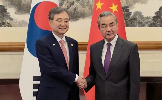 Foreign Minister Cho Hyun, left, shakes hands with his Chinese counterpart, Wang Yi, as they meet for talks in Beijing on Sept. 17 in this file pool photo. [MINISTRY OF FOREIGN AFFAIRS]