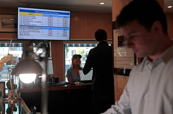 Gold prices are displayed on a monitor at Witter Coins in San Francisco, California, on Oct. 7. [AFP/YONHAP]