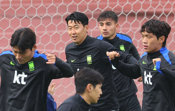 Korean men's national football team players participate in an open training session at Goyang Stadium in Goyang, Gyeonggi on Oct. 7. [YONHAP]
