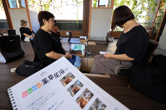Japanese tourists experience a foot bath at the Seoul K-Medi Center in Dongdaemun District, Seoul, on Sept. 5. [NEWS1]