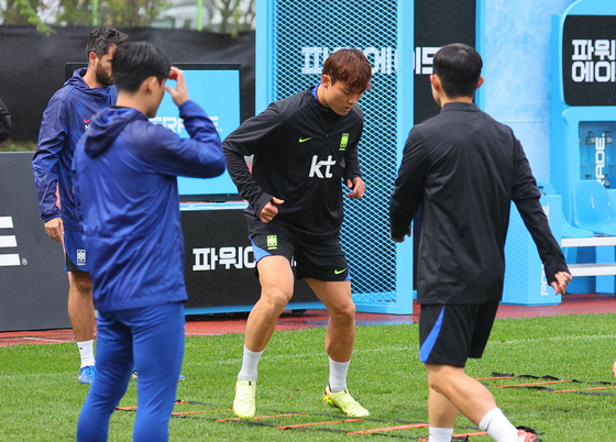 Jens Castrop, center, of the South Korean men's national football team participates in an open training session at Goyang Stadium in Goyang, Gyeonggi on Oct. 7. [YONHAP]