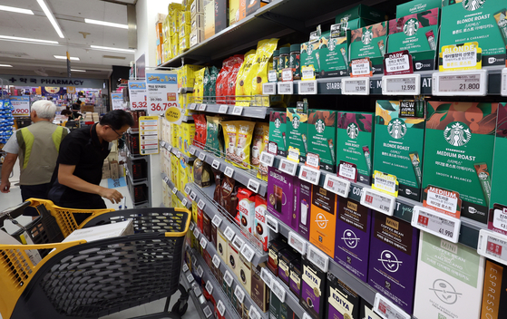 Coffee sticks are displayed at a supermarket in central Seoul on Oct. 2. [NEWS1]