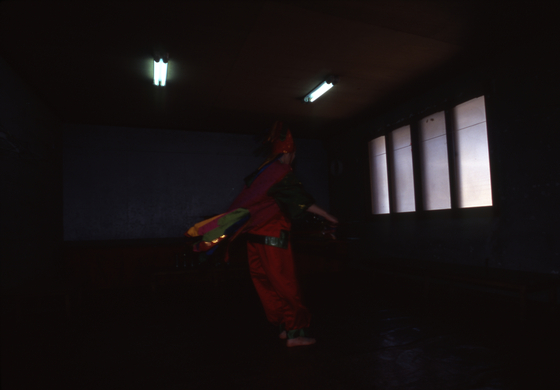 A mudang, or Korean shaman, dances on knives as part of a spiritual ritual in Daegu, North Gyeongsang, in this file photo unrelated to the story. [YONHAP] 