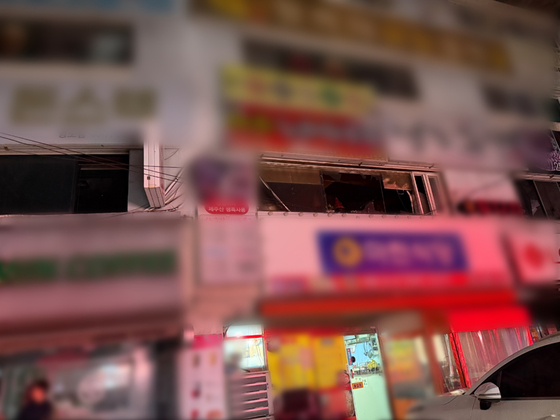 A fire broke out around 1:20 a.m. on Oct. 7 at a karaoke room on the second floor of a building in Dongsam-dong, Yeongdo District, Busan, killing one person and injuring six others. [BUSAN METROPOLITAN POLICE PRECINCT] 