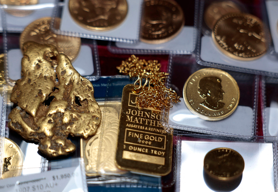 In this photo illustration, gold coins are displayed at Witter Coins in San Francisco, California, on Oct. 7. [AFP/YONHAP]