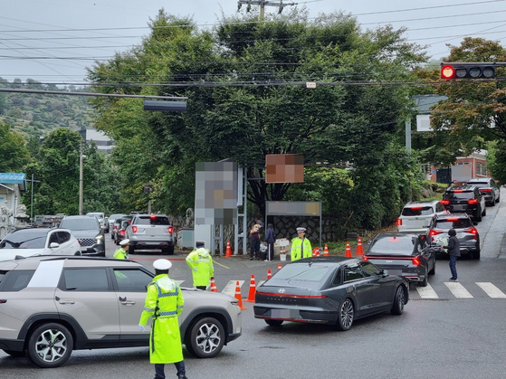 Police officers control traffic at a congested area during the Chuseok holidays [GYEONGGI NAMBU PROVINCIAL POLICE AGENCY]