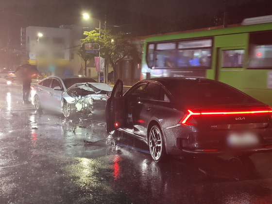 A drunk driver crashed into a taxi after driving in the wrong lane around 10:09 p.m. on Oct. 3 on a three-lane road in Deokcheon-dong, Buk District, Busan, injuring the taxi driver and a passenger. [BUSAN METROPOLITAN POLICE PRECINCT]