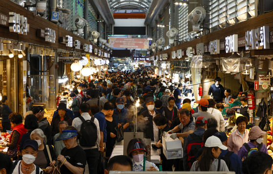 The Gyeongdong Market in eastern Seoul is filled with shoppers on Oct. 3. [JOONGANG ILBO]