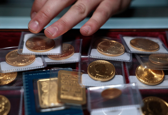 In this photo illustration, gold coins are displayed at Witter Coins in San Francisco, California, on Oct. 7. [AFP/YONHAP]