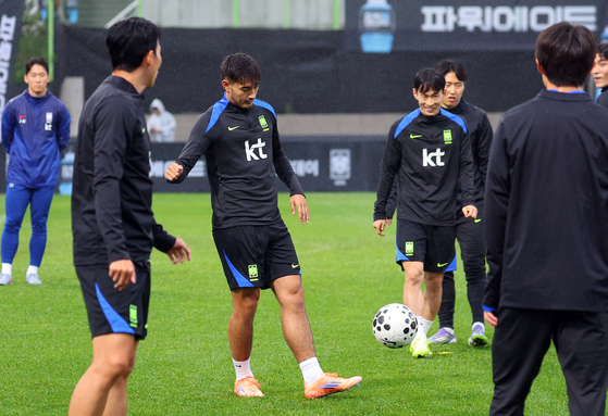 Oh Hyeon-gyu of the South Korean men's national football team participates in an open training session at Goyang Stadium in Goyang, Gyeonggi on Oct. 7. [YONHAP]