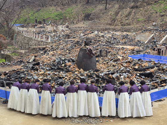 Buddhists participate in a prayer for those affected by the wildfires in North Gyeongsang at Goun Temple in Uiseong, North Gyeongsang on May 5. [YONHAP]