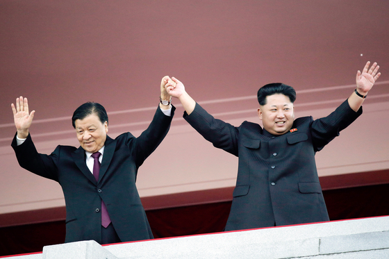 North Korean leader Kim Jong-un, right, stands with visiting Chinese official Liu Yunshan during a parade in Pyongyang, North Korea, on Oct. 10, 2015. [AP/YONHAP]