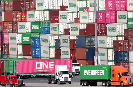 A truck passes stacked shipping containers at the Port of Los Angeles on Sept. 26. [AFP/YONHAP]