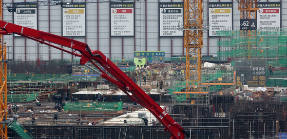 A construction site of an apartment complex is seen in Seoul on Aug. 11. [YONHAP]