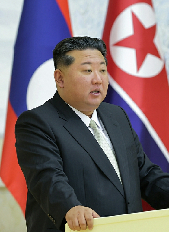North Korean leader Kim Jong-un gives a speech to welcome Lao President Thongloun Sisoulith on Oct. 7 during the latter's visit to Pyongyang. [RODONG SINMUN]