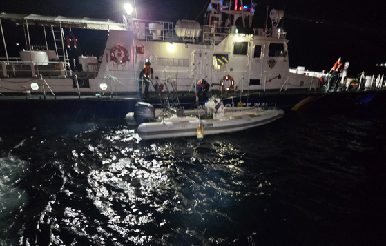 Chinese nationals attempting to illegally enter Korea through Taean County, South Chungcheong are apprehended in the Yellow Sea on Oct. 6. [TAEAN COAST GUARD]