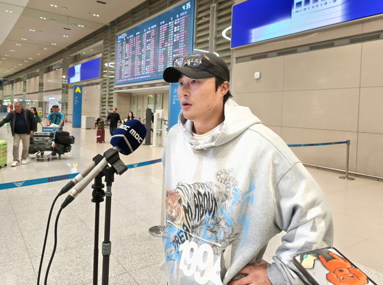 Atlanta Braves infielder Kim Ha-seong speaks to reporters at Incheon International Airport on Oct. 9. [YONHAP] 